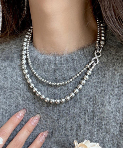 Elegante collar de perlas de doble capa de aleación de metal blanco 