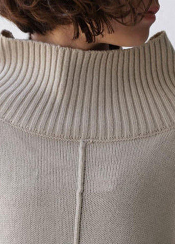 Vestido tipo suéter de punto extragrande con cuello alto beige de Boutique Primavera 