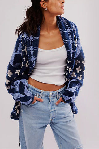 Suéter tipo cárdigan con estampado geométrico, botones y dobladillo con cordón ajustable 