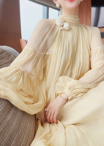 Vestido francés de seda con patchwork floral arrugado en amarillo claro para primavera 