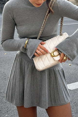 Vestido mini tipo suéter con volantes, mangas acampanadas y cuello alto 