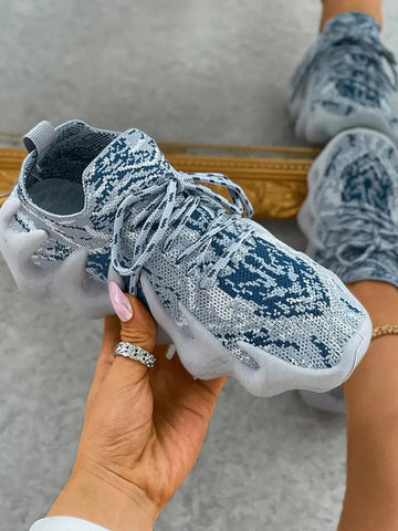 Atmungsaktive Sneakers aus Strick mit Schnürung 