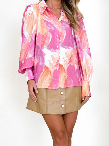 Blusas y camisas de manga larga sueltas con botones y solapa con estampado de colores en contraste. 