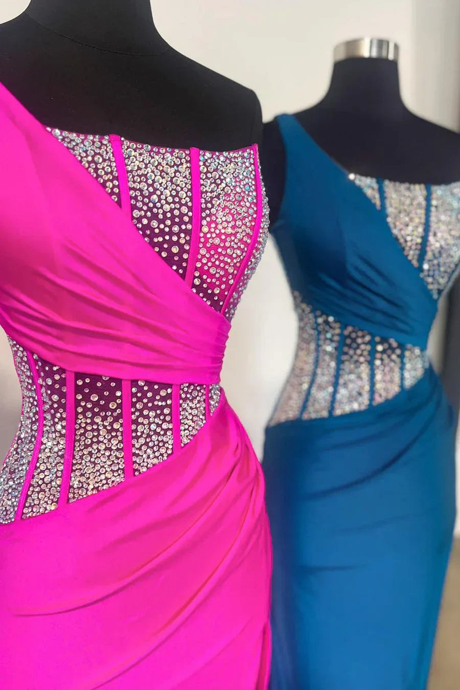Blaues Meerjungfrauen-Abendkleid mit One-Shoulder und Perlenstickerei
