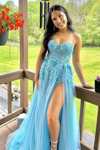 A-Linien-Abendkleid in Blau mit herzförmigem Ausschnitt, Korsett-Applikationen und Schlitz vorne