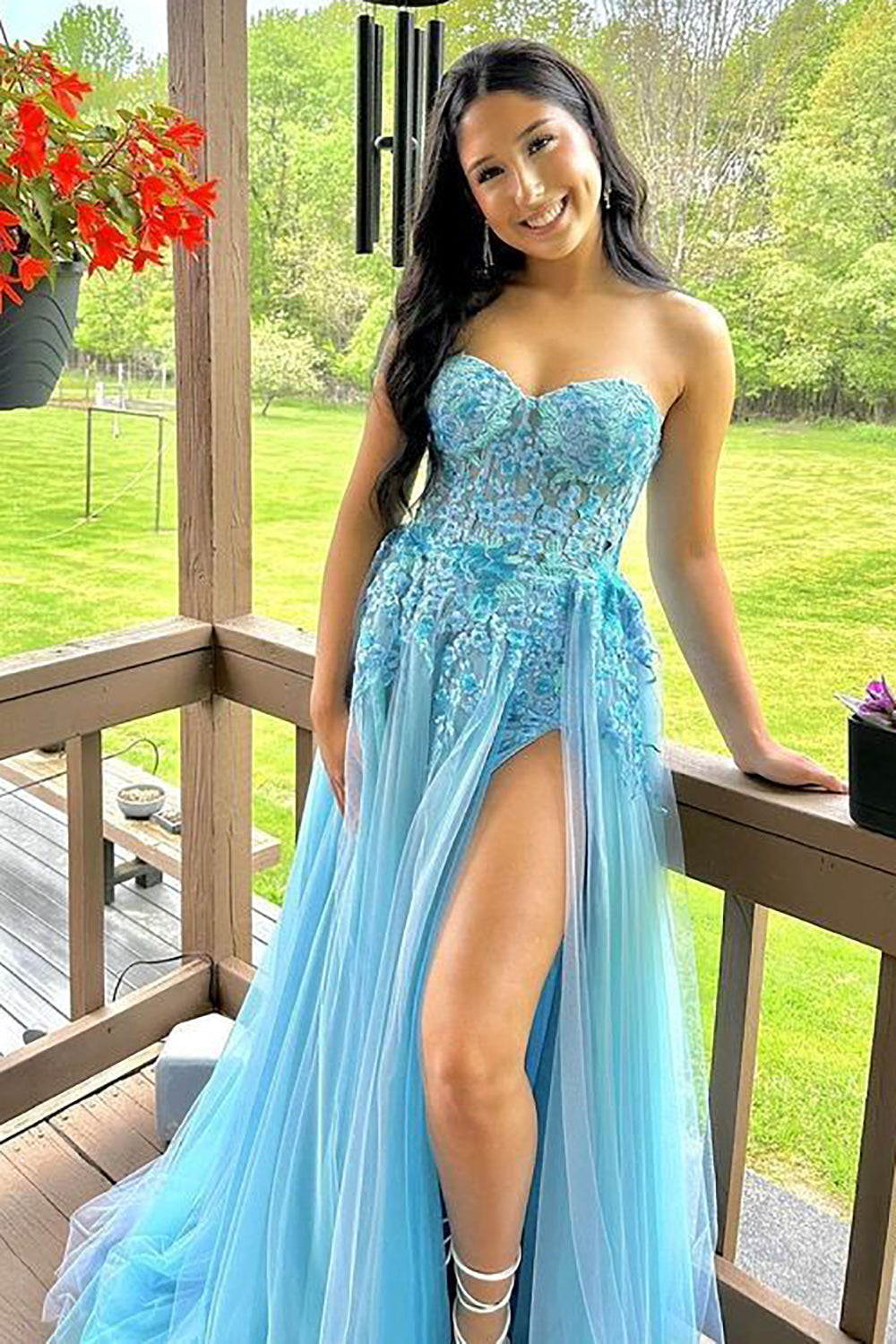 A-Linien-Abendkleid in Blau mit herzförmigem Ausschnitt, Korsett-Applikationen und Schlitz vorne