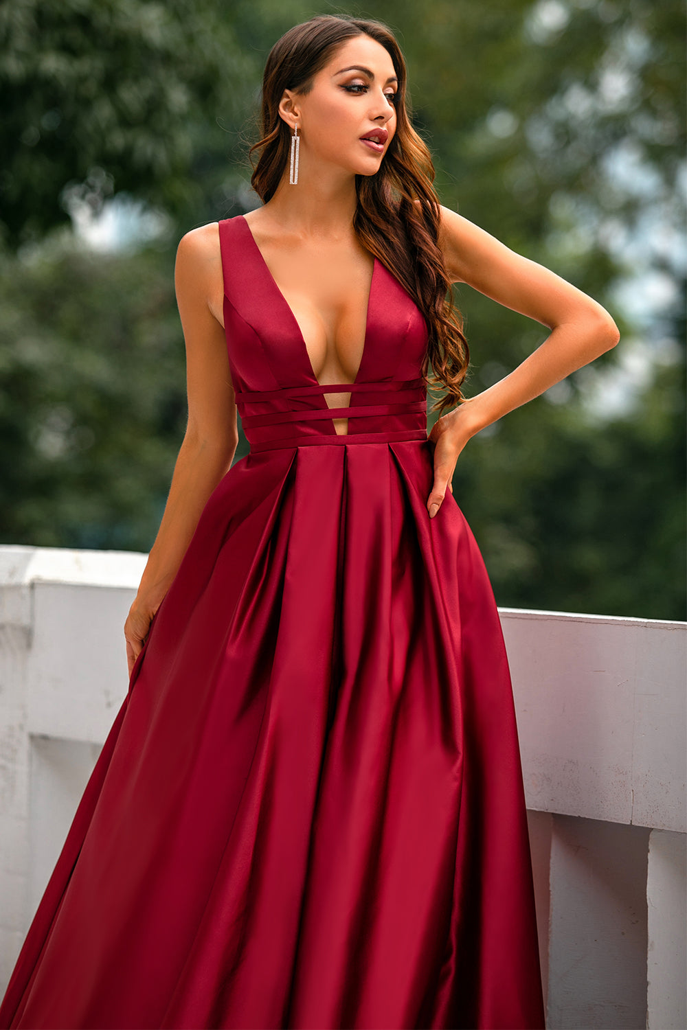 A-Linien-Abendkleid aus burgunderrotem Satin mit tiefem V-Ausschnitt