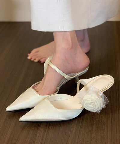 Schwarze Sandalen mit Blumenmuster und spitzer Zehenpartie im Stiletto-Stil 