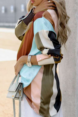 Blusas elegantes con cuello vuelto y estampado en contraste 