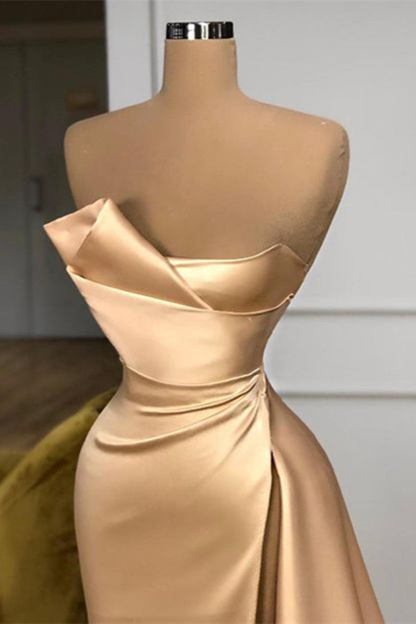 Atemberaubendes champagnerfarbenes langes Ballkleid mit Schlitz, trägerlos, im Angebot