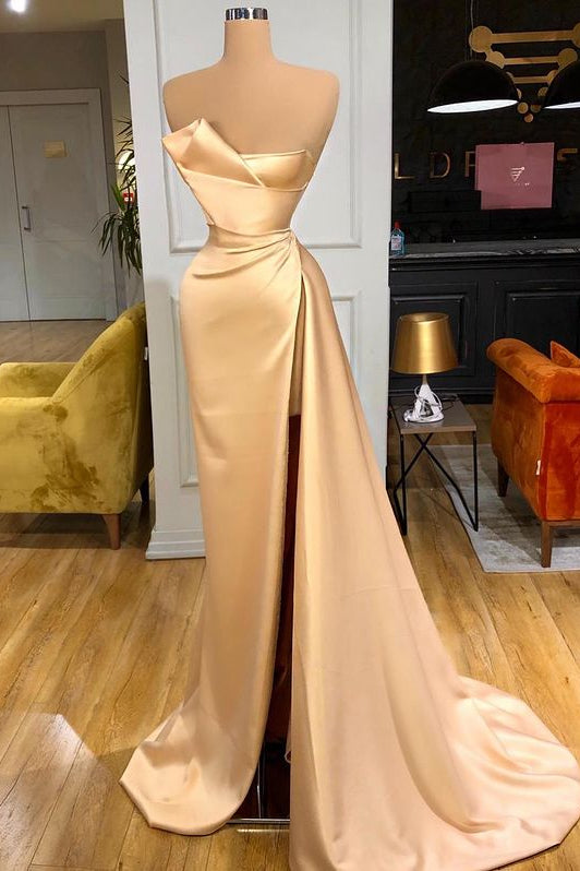 Atemberaubendes champagnerfarbenes langes Ballkleid mit Schlitz, trägerlos, im Angebot