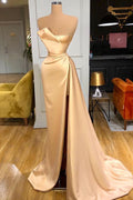 Atemberaubendes champagnerfarbenes langes Ballkleid mit Schlitz, trägerlos, im Angebot