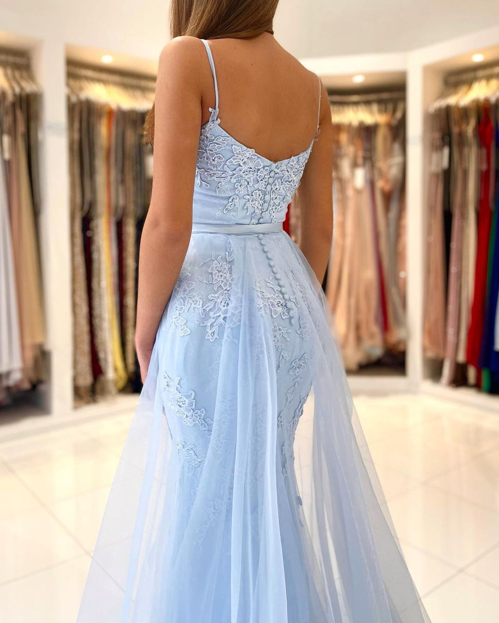 Atemberaubendes Meerjungfrauen-Abendkleid mit Spitzenapplikationen, Rüschen und Spaghettiträgern