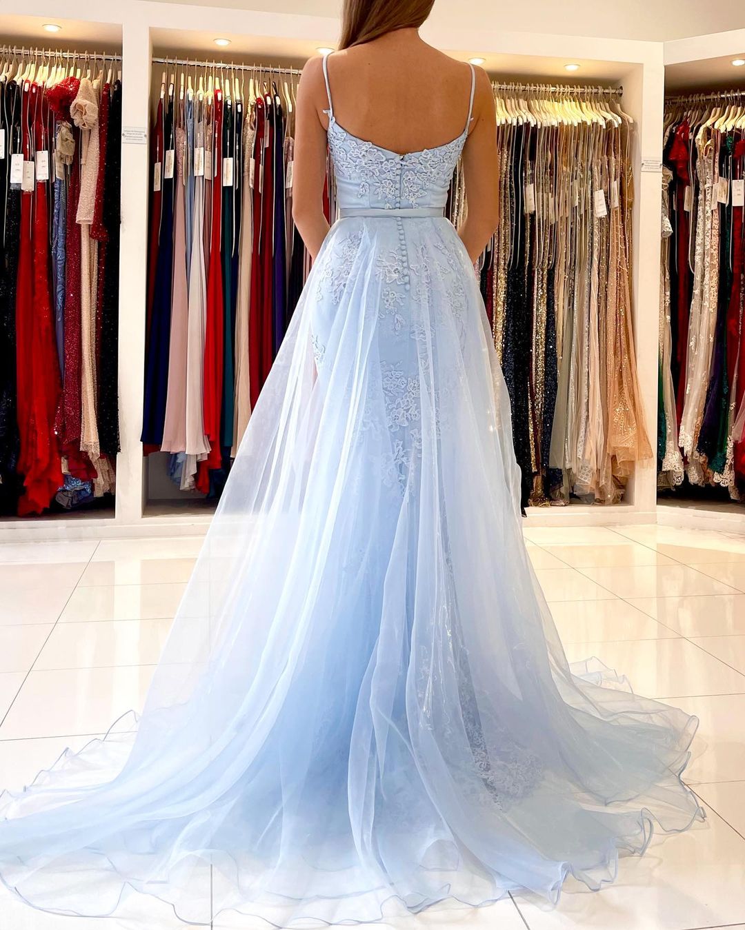 Atemberaubendes Meerjungfrauen-Abendkleid mit Spitzenapplikationen, Rüschen und Spaghettiträgern