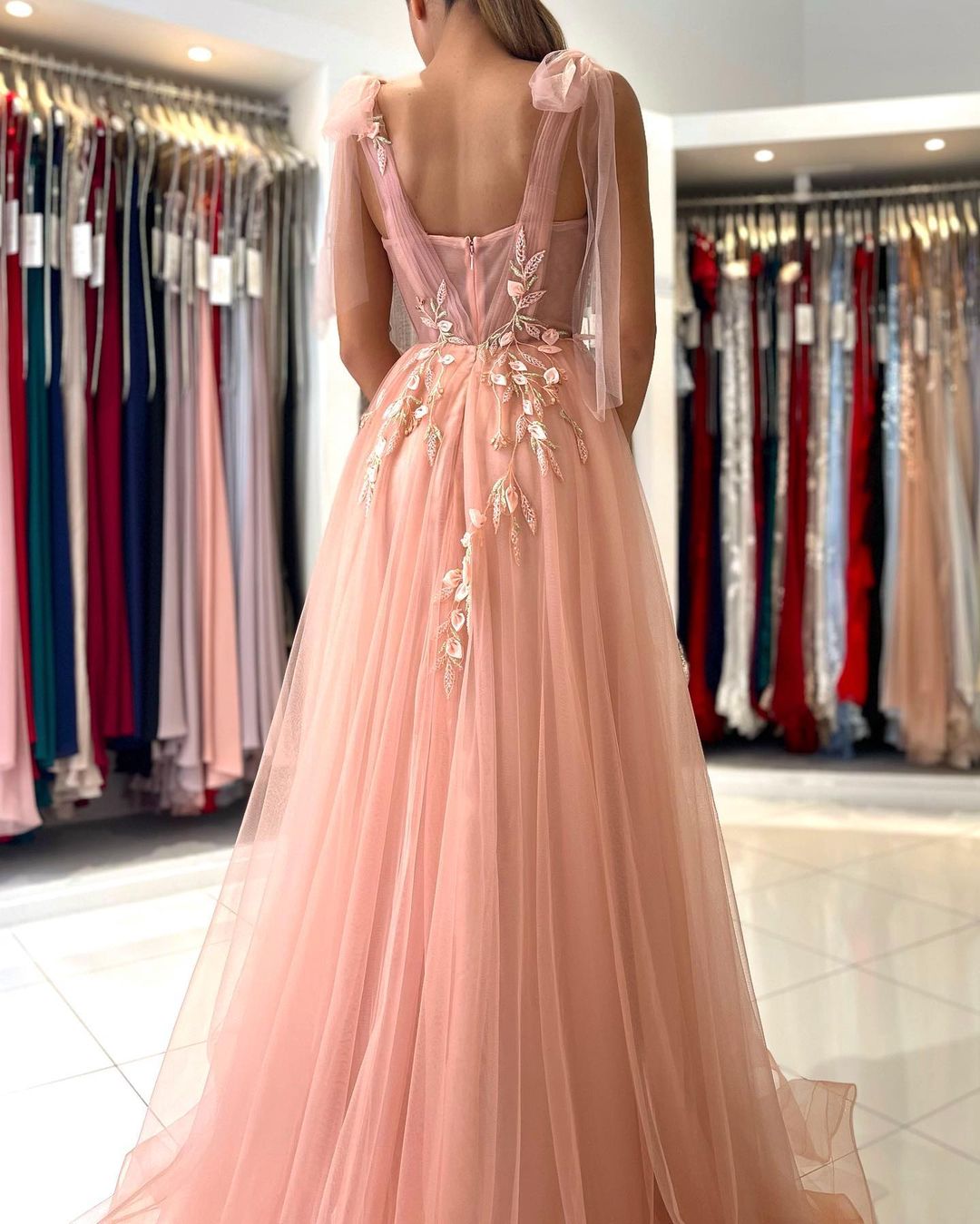 Atemberaubendes langes Tüll-Abendkleid mit Trägern und herzförmigem Schlitz