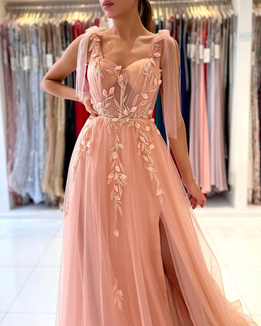 Increíble vestido de noche largo de tul con tirantes y escote en forma de corazón
