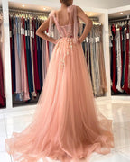 Increíble vestido de noche largo de tul con tirantes y escote en forma de corazón