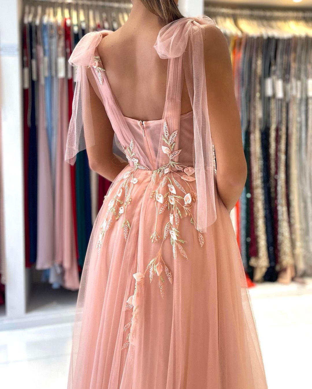 Atemberaubendes langes Tüll-Abendkleid mit Trägern und herzförmigem Schlitz