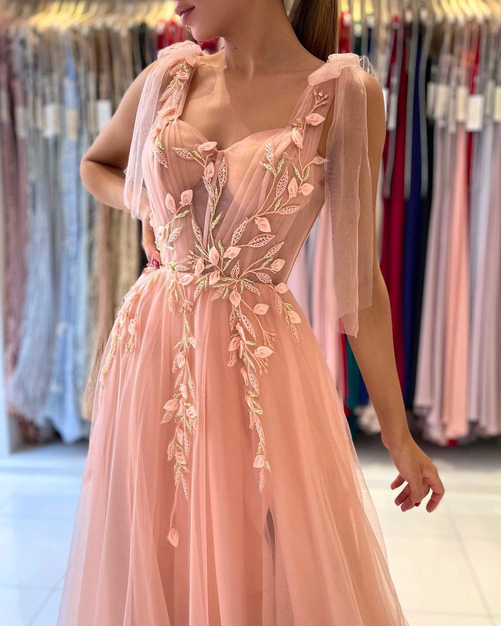 Increíble vestido de noche largo de tul con tirantes y escote en forma de corazón