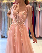 Increíble vestido de noche largo de tul con tirantes y escote en forma de corazón