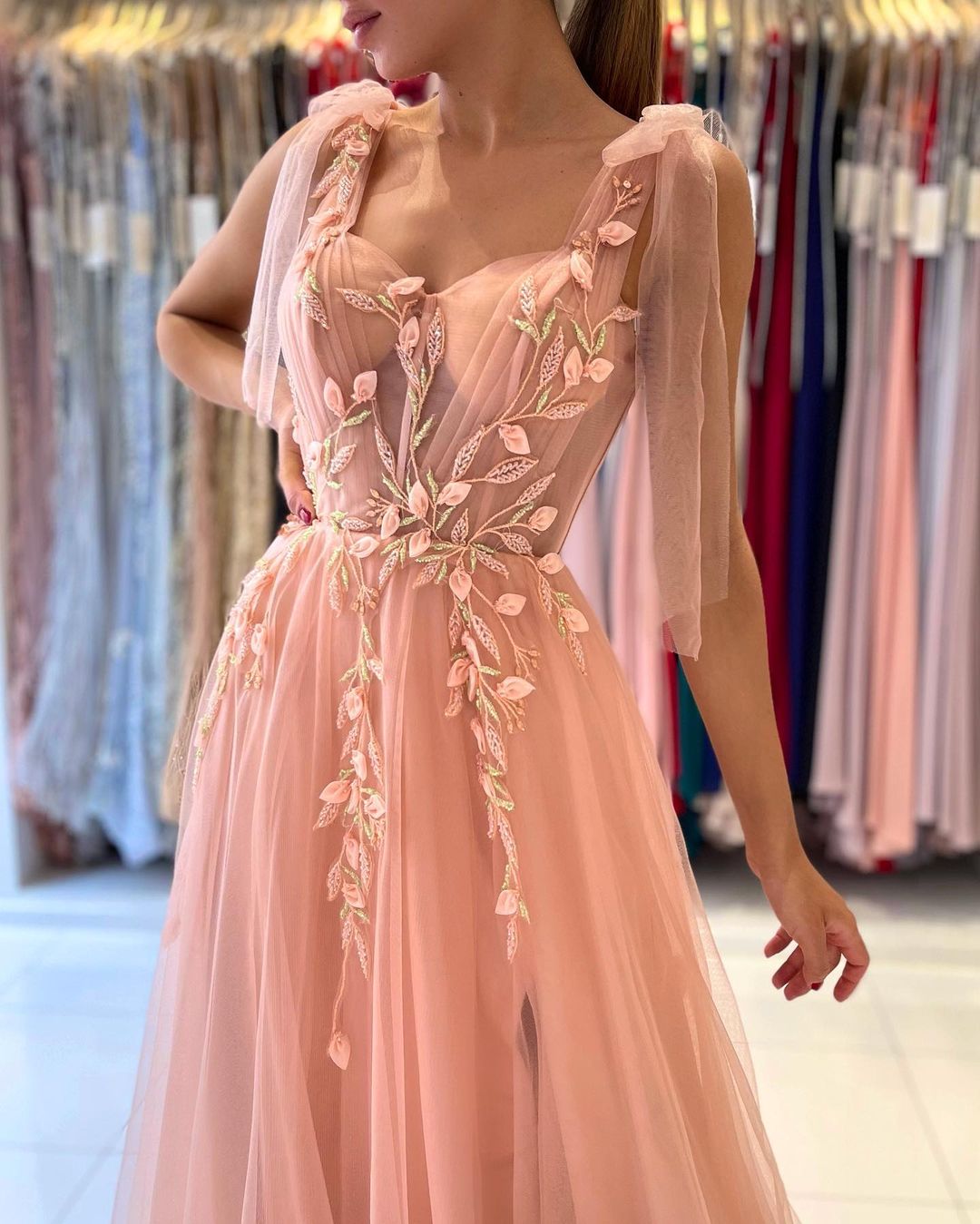 Increíble vestido de noche largo de tul con tirantes y escote en forma de corazón