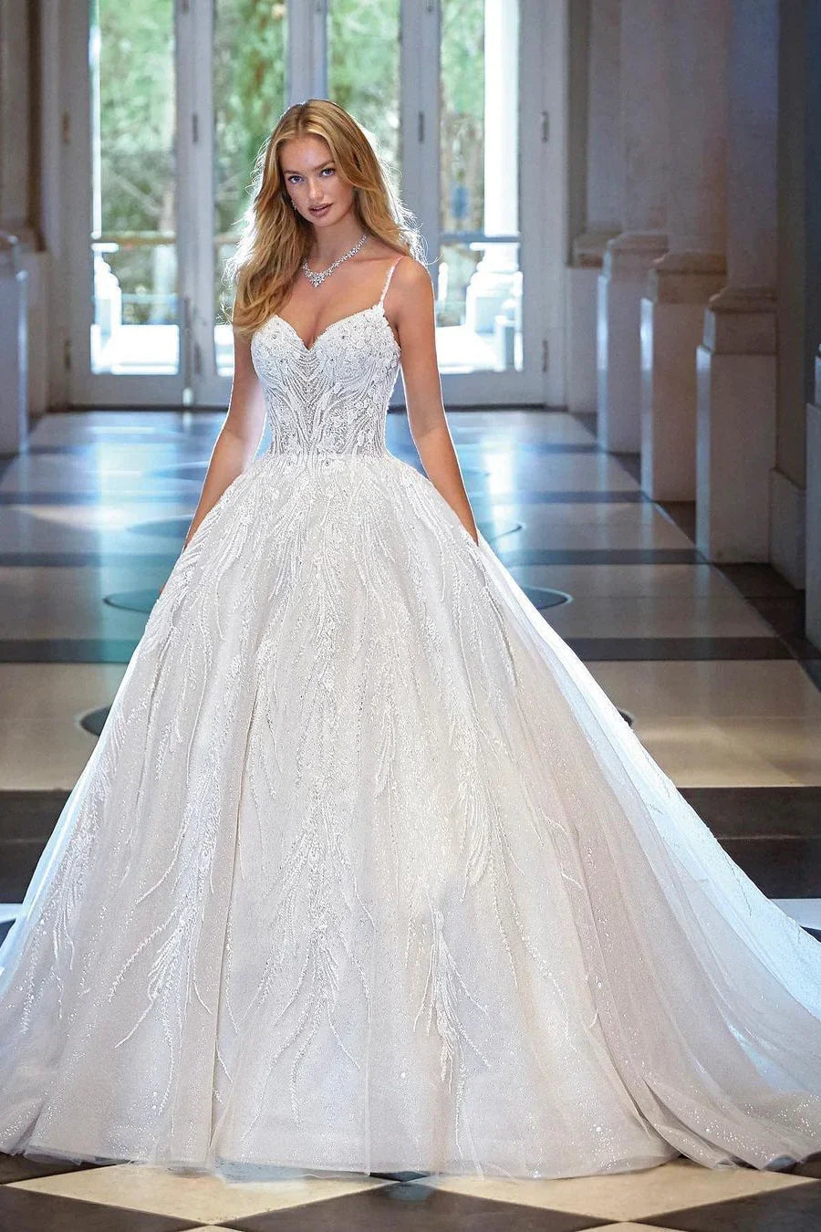 Atemberaubendes ärmelloses A-Linien-Brautkleid mit V-Ausschnitt, Applikationen und Spitze