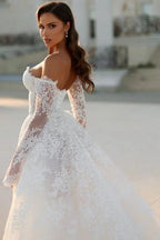 Atractivo vestido de novia largo con silueta en A, hombros descubiertos y encaje con mangas largas