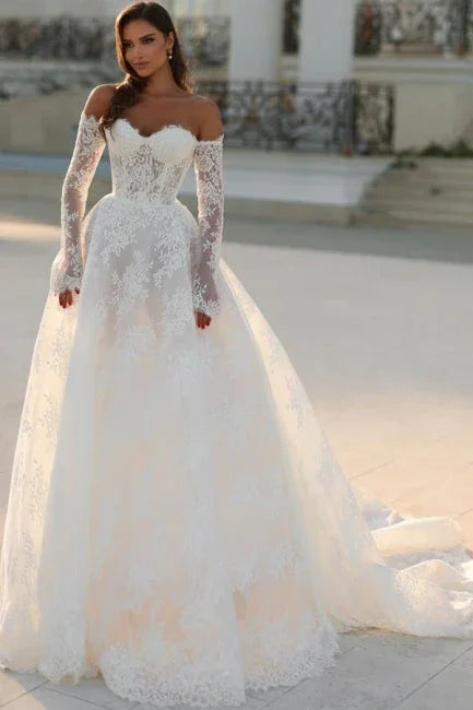 Atractivo vestido de novia largo con silueta en A, hombros descubiertos y encaje con mangas largas