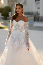 Atractivo vestido de novia largo con silueta en A, hombros descubiertos y encaje con mangas largas