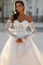 Atractivo vestido de novia largo con silueta en A, hombros descubiertos y encaje con mangas largas