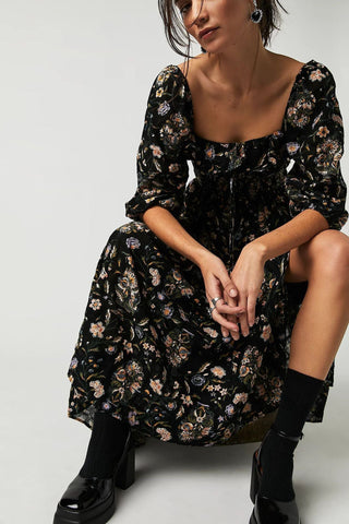 Vestido midi con volantes y corpiño fruncido con estampado de iris 
