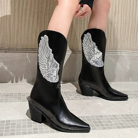 - Botas de mujer de talla grande con diseño de alas de ángel brillantes, lentejuelas, de longitud media, punta estrecha, tacones gruesos y cónicos, botines de baile sin cordones, color plateado 
