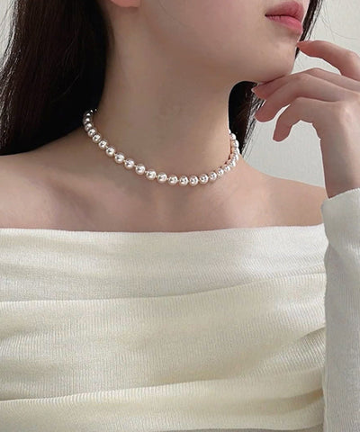 Elegante conjunto de dos piezas de pulsera con borlas de perlas de aleación de cobre blanco y collar de cuentas adornadas. 