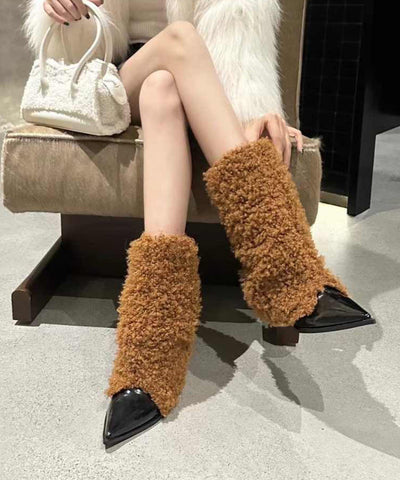 Botas de tacón con empalme de piel afelpada beige y punta puntiaguda 