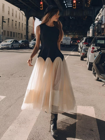 Vestido midi con cintura de pétalos en contraste 