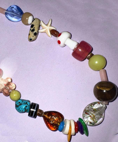 Moderne handgefertigte Webperlenkette mit Perlen 