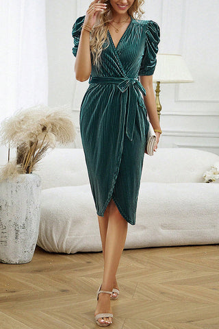 Elegantes Kleid mit V-Ausschnitt und hoher Taille 