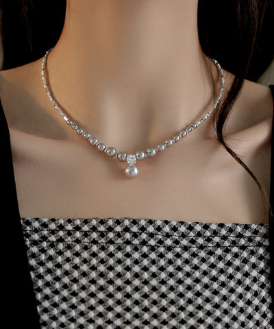 Moderne Halskette mit Anhänger aus weißem Kupfer mit Zirkonia-Perlen 