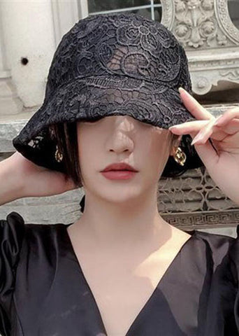 Modischer schwarzer Bucket Hat mit Blumenspitze und Hohlsaum 