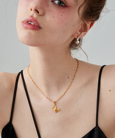 Elegante collar con colgante de mariposa de amor en acero inoxidable dorado 