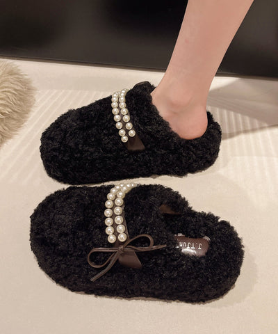 Zapatillas blancas de piel sintética con cuentas y diseño de uñas 