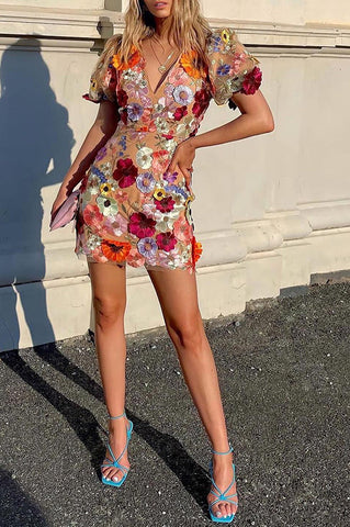 Garden Gala – Minikleid mit bestickten Blumenapplikationen und Puffärmeln 