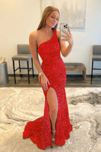 Vestido de fiesta de sirena con un solo hombro, lentejuelas fucsias y abertura