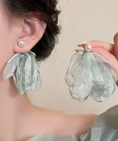 Pendientes colgantes de perlas de pétalos de tul blanco hechos a mano 