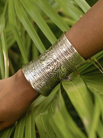 Accesorios de pulsera de color sólido geométrico con patrón tallado 