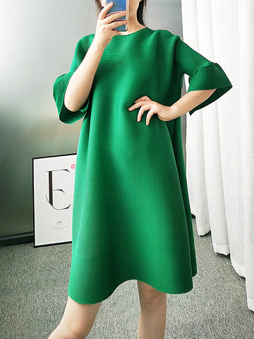 Elegante selección de vestidos midi de cuello redondo, color liso, plisados, con mangas acampanadas y corte A 