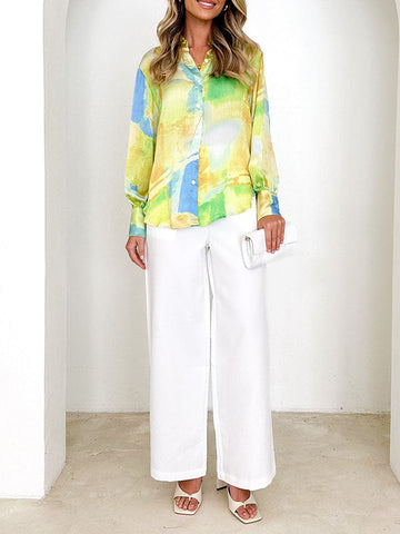 Blusas y camisas de manga larga sueltas con botones y solapa con estampado de colores en contraste. 