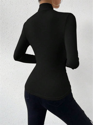 Camiseta plisada con cuello cruzado y cintura ceñida 
