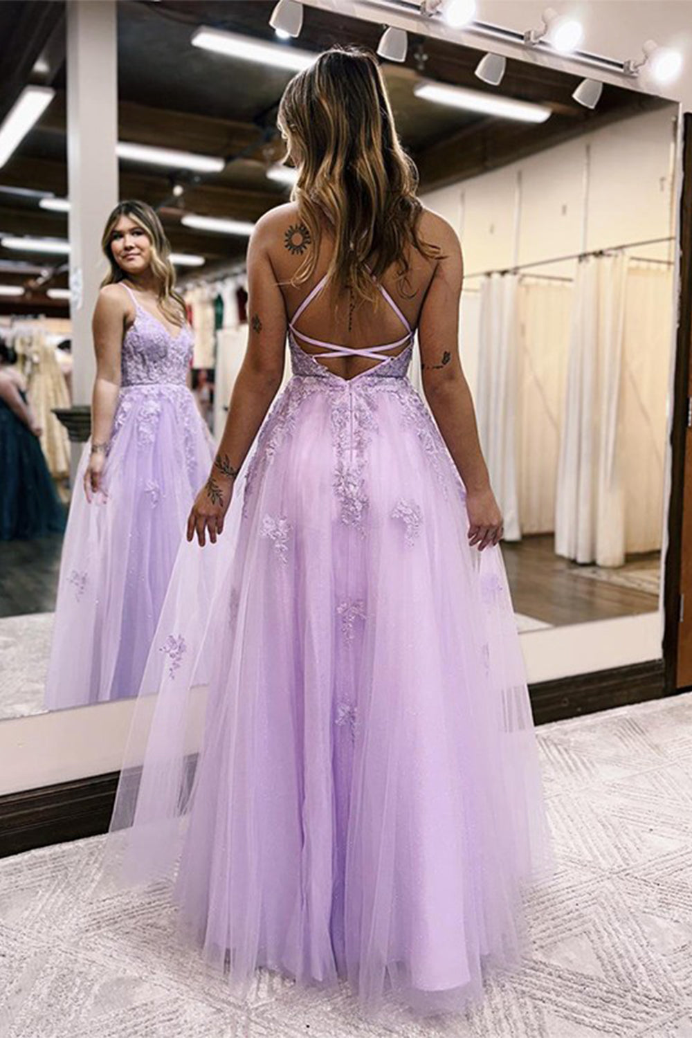 Langes, lilafarbenes A-Linien-Abendkleid mit Spaghettiträgern und Applikationen