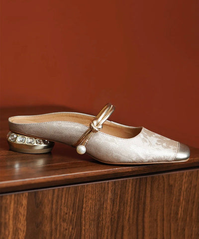 Champagnerfarbene Slide-Sandalen aus geprägtem Rindsleder im chinesischen Stil 